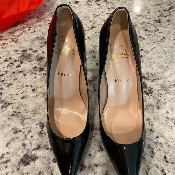 Louis Vuitton, black heels, red bottom - Picture 4 of 7